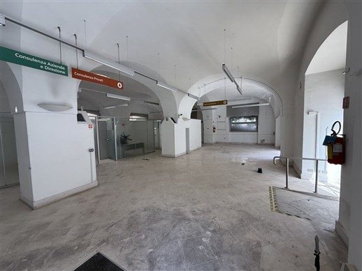 Centrale Locale Indipendente In Pietra di 6 Ambienti. 3 Esposizioni.